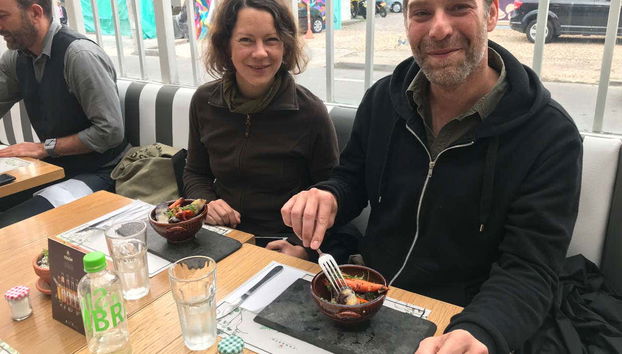 Provando verduras colombianas de alta cozinha