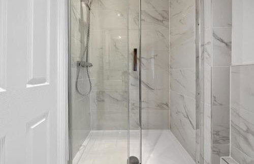 Stunning 2 Bedroom Apartments - City Centre Location, Free WiFi, Free Parking, Spacious Accommodation, Comfort and Style, Freshly Rennovated - Foto 18