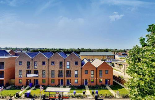 Modern 2 bed 2 bath with Balcony in Rayners lane Pinner Harrow near Wembley Greater London - Photo 2