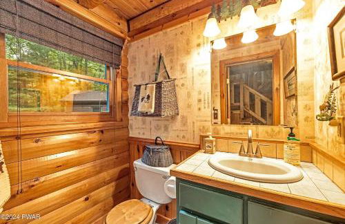 Poconos True Log Cabin with Sauna, Movie Theather, Hot Tub & Fire Pit! - Foto 20