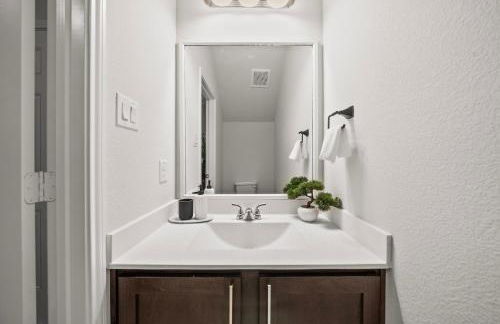 Luxurious 4 Bed Duplex Getaway! - Photo 13