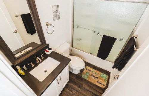 Chic 1-Bedroom with Dinning area in Central Location Close to Downtown with Free Parking - Foto 10