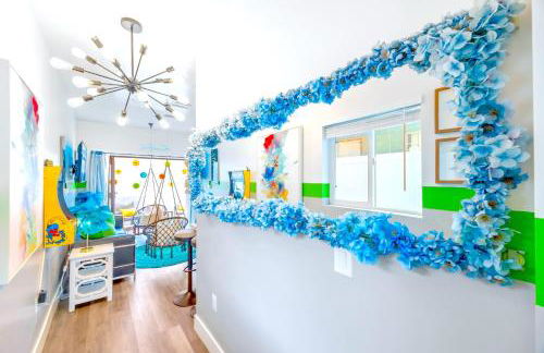 D- Hip & Stylish NoHo Family-Friendly Home near Universal & Hollywood with Patio - Hot Tub - Games - & Parking - Foto 10