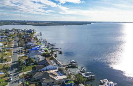 Family Waterfront 4BR Home Heated Pool Private Pier - Photo 47