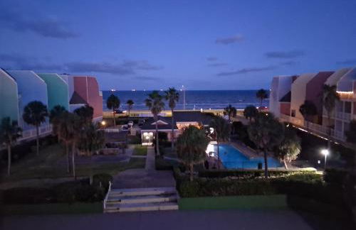 Sun-Kissed Stays - Photo 12