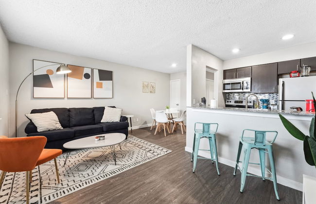 Charming King Bed 1BR w Pool 5 Min to DT - Photo 15