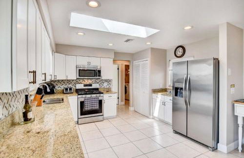 Screened Porch Waterfront Home in Deltona! - Foto 8