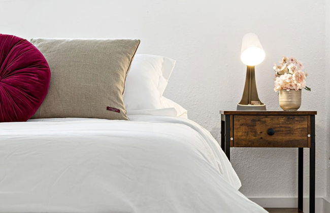 Stylish 2 BR Condo - Free Parking on Premises - Photo 7