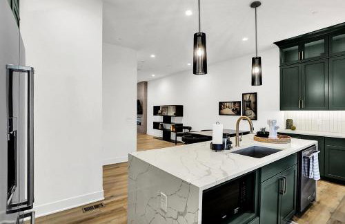Luxury Townhouse with Fireplace Rooftop Deck Close to Downtown-Family Friendly - Foto 24