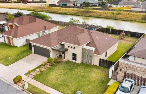 Pool, Patio and Yard Chic South Texas Home - Foto 31