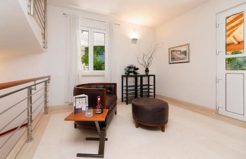 VILLA PHILIPPA - luxurious five-room villa - idyllic location - first row to the sea - spectacular view of the sea bay - unforgettable sunsets - 15 minutes from Supetar ferry port - free parking - private heated pool - Foto 76