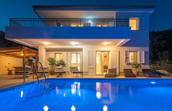 Villa in Cres With Sea Views & Pool - Foto 1