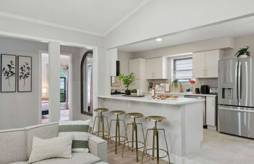 Spacious 5BR Getaway with Pool - Foto 6