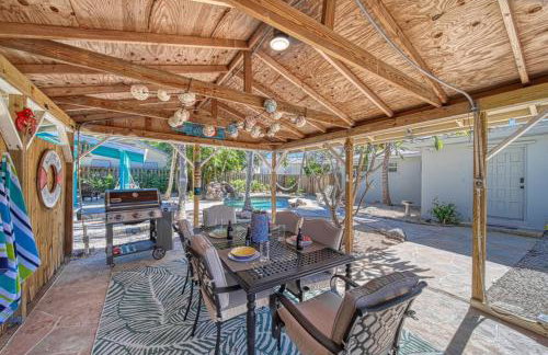 Tropical PoolHome Walk to Shops Near Beach - Foto 18