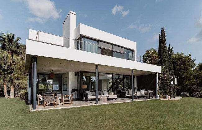 Modern Villa With Minimalistic Decor - Photo 34