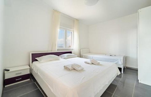 Four-Bedroom Holiday Home In Islam Latinski - Photo 39