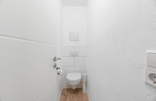 Moderne Monteurwohnungen in Nürtingen Zentrum Kitchen, Wifi, Smart TV - Photo 57