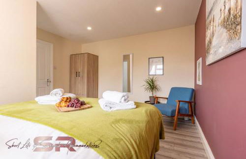 4-BR Hayes Home, Guests 8 - Ideal for Long term stays, Fast unlimited Wi-Fi - Foto 30