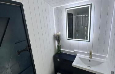 Shepherds Hut with Hot Tub - Foto 9