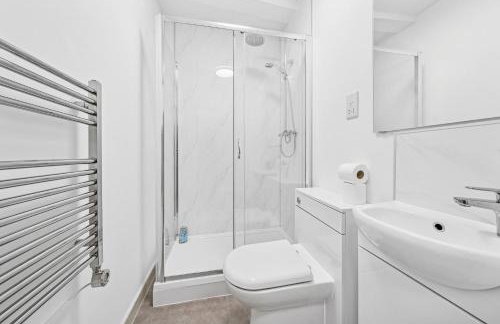 Modern & Cozy Private Double Room - Shared House by AltoLuxo Short Lets & Serviced Accommodation with Free WiFi & Parking - Foto 23