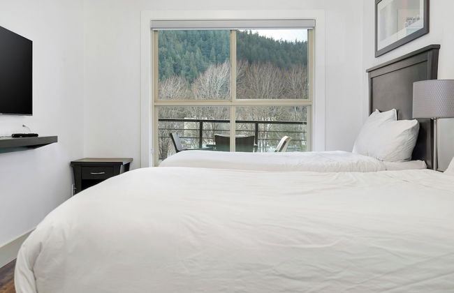 Elevated Escapes 2BR Suite Overlooking Lake - Foto 4