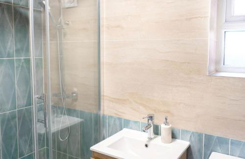 4BR Home and Parking with CCTV Contractors & Family - Photo 23