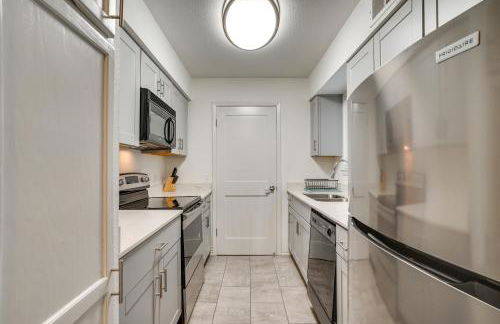 Unwind Fireside Condo 2 Mi to White Rock Lake! - Foto 2