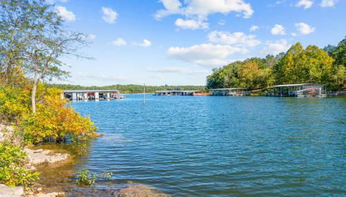 Lakefront Retreat with Deck Movie Room and Yard - Foto 2