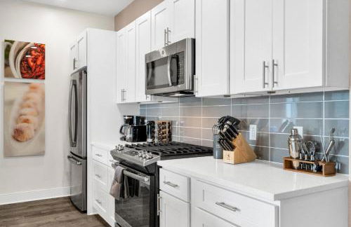 Bywater 2BR w Pool, Gym & King Beds - Foto 48