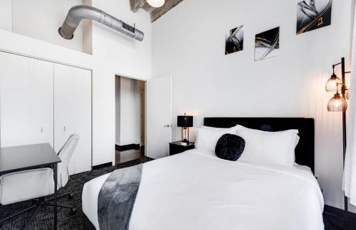 West Loop - City Views With In & Out Parking 1 - Photo 8