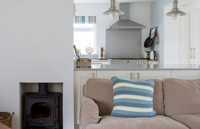 Tranquil Family Retreat 5 min to Beach Garden - Photo 9