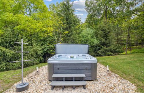 Trailblazer Lodge - Upscale, hot tub, trail, game room, wifi, fire pit, bar, pool table, king bed, view, pet friendly - Photo 48