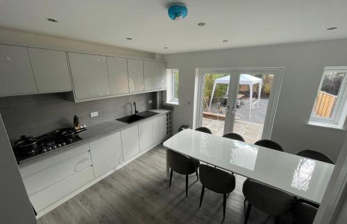 Brand New High Spec House with Parking & Wi-Fi By Home Away From Home - B - Foto 10