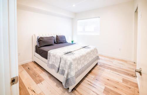 Modern 3 Bedroom 3 Level Loft in Hollywood Sleeps 10 Free Gated Parking Full Kitchen - Photo 3