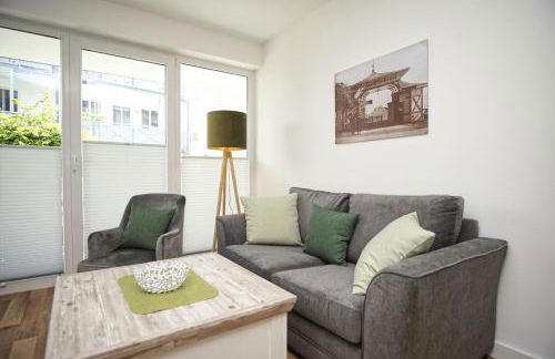 Terrasse, gratis Nutzung vom AHOI Erlebnisbad und Sauna in Sellin - Villa Karola FeWo 02 - Foto 6