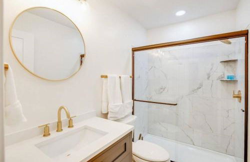 Beautifully Renovated Home Corner of ND and Angela - Foto 19