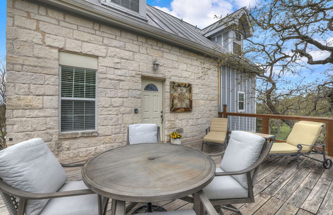 The Elizabeth Haus Upper Suite - Photo 19