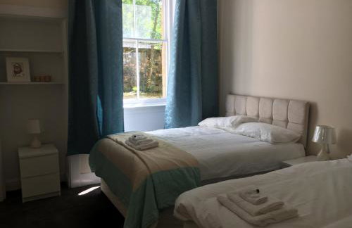 3 Bed Central Apartment - Pet Friendly & Parking - Foto 1