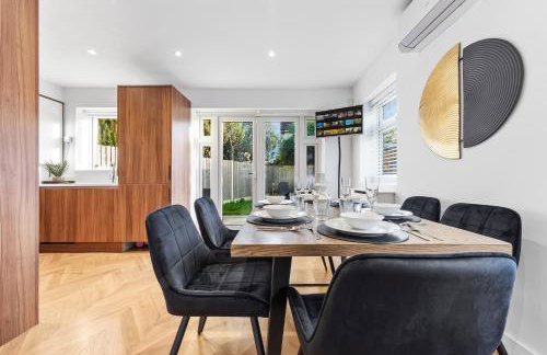 AC & Private Drive Stylish 4BR 5 Beds 8 Guests Wifi And Parking - Photo 2