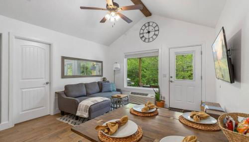 Cozy Cottage • 2 King Beds • Grove • Kayaks • Washer/Dryer - Foto 1