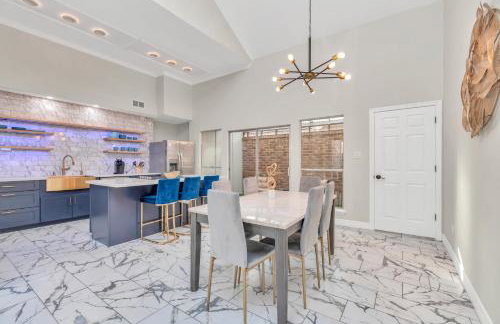 AccessibleGem 3BR Jacuzzi & Air Hockey Sleeps 13 Chinatown - Foto 37