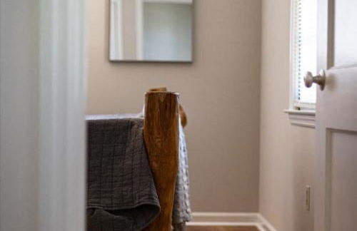 5BR Woodland Retreat on 7 Acres with a Pond - Foto 35