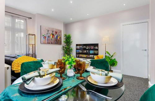 Spacious London 2-Bed Flat with a King Bed-Save on Long Stays-5 Separate Beds- Parking Available! - Foto 4