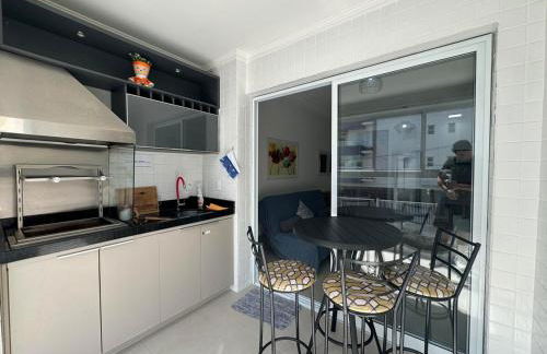 Apartamento na Praia das Toninhas em Ubatuba 350m da praia -2 quartos sendo 1 suite, piscina, varanda gourmet com churrasqueira, ar condicionado, cozinha completa, duas garagens - Foto 31
