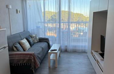 Studio vue port, parking privé, terrasse, clim - Photo 5