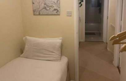 Cosy House- Sleeps 7 Centrally Located Free Parking, Fast WIFI Smart Tv with Sky and Netflix Business Travellers Relocators Leisure Welcome - Foto 34