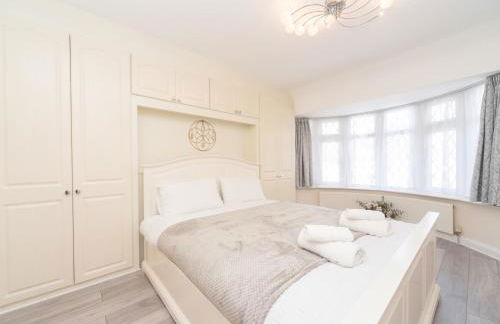 Spacious 4 Bed House Free Parking Near Station - Pass the Keys - Foto 21