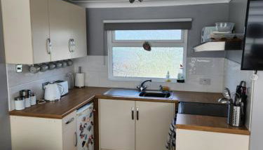 Charming 2-Bed Chalet - Photo 3