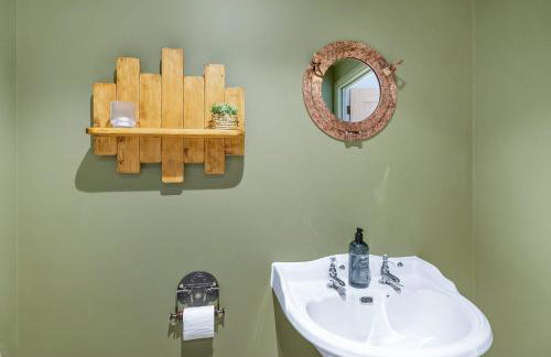 Luxury Plymouth Work & Stay House - Photo 17