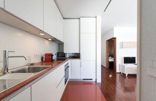 LovelyStay - Casas Brancas - Modern Apartment with Balcony & free private parking - Foto 11